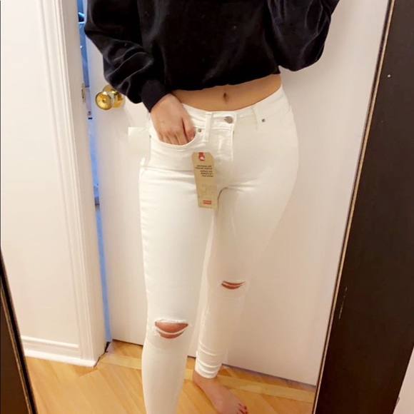 White Levi’s Jeans - Picture 2 of 2